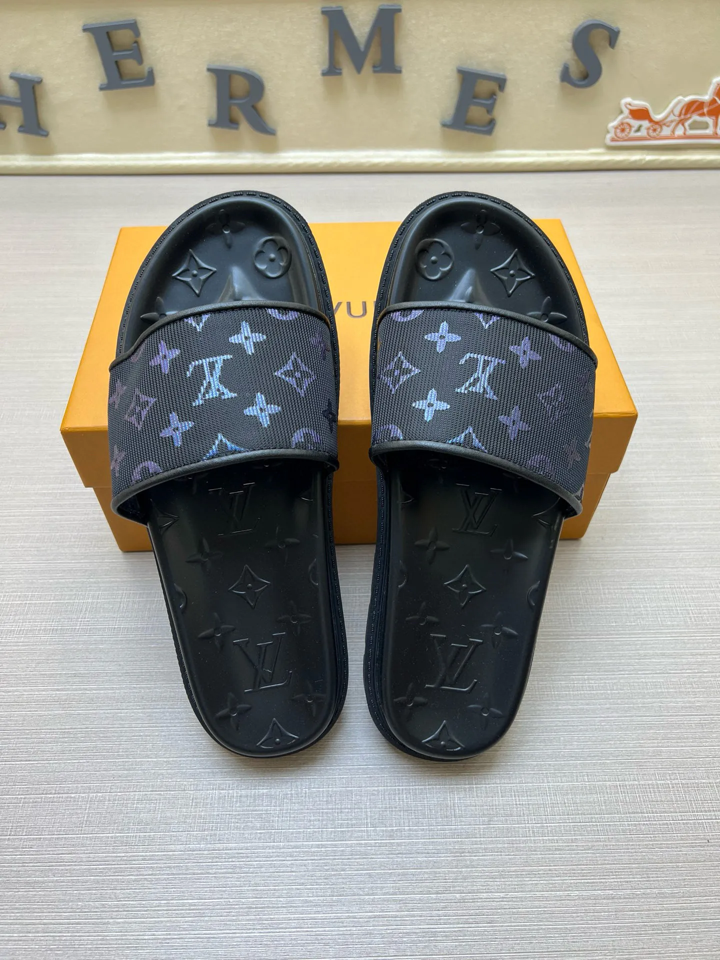 P270🏆Louis Vuitton 🏆[Louis Vuitton] Spring/Summer 2025 [Men's Flip Flops] 🎯🎯As an active family in the fashion industry ⭐ Lv is characterized by bold innovation ⚡Create this casual business style for Chinese fashionable men ✨The fabric is made of imported high-grade cowhide 🔥 Clean and neat ⚡Fashionable and elegant🌹Breathable, sweat-absorbent and deodorant👈So luxurious, high-end and domineering. 👍Must be sold if you repost the picture. Number of yards: 38--46. Color: 🎉 For large quantities. Welcome to repost.